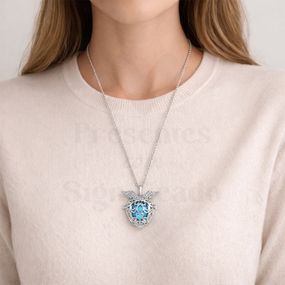 Colar pendente coração prateado com esfera azul e asas