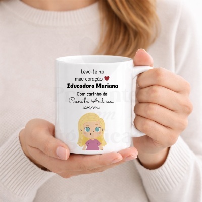 Caneca branca personalizada com texto e ilustração de menina loira