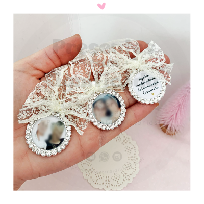 Peças de renda branca com espelhos e etiqueta de lembrancinha de comunhão