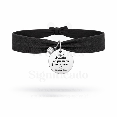 Pulseira preta com pendente redondo prateado e pedra brilhante