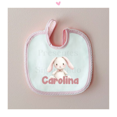 Babete branco com borda rosa, coelho bordado e nome Carolina