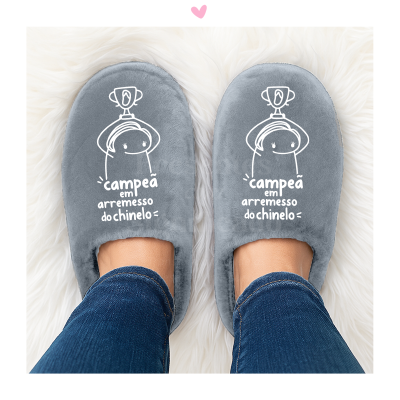 Chinelos cinzentos com estampa branca e texto em português.