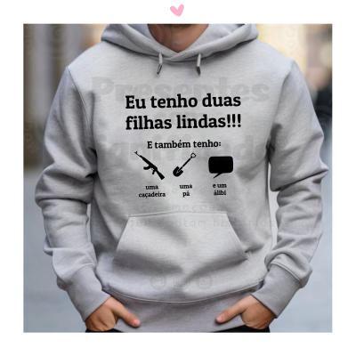 Casaco cinzento com texto e gráficos pretos, usado por pessoa em rua urbana.