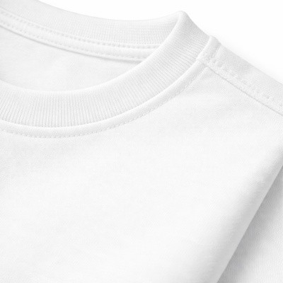 T-shirt branca com gola redonda e costuras no ombro