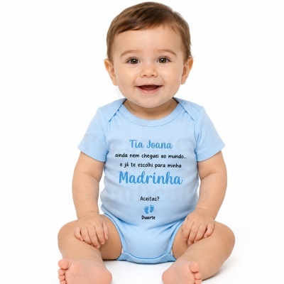 Body azul claro para bebé com texto personalizado e bebé sentado a sorrir