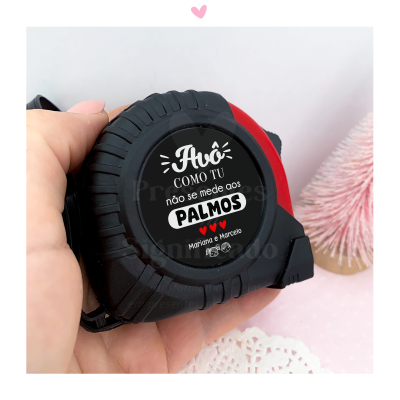 Fita métrica preta com texto personalizado em branco e vermelho