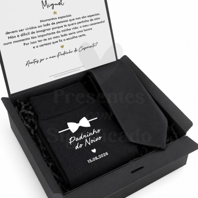 Conjunto de presente com meias pretas personalizadas e gravata preta numa caixa preta com cartão de pedido para padrinho de casamento