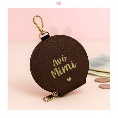 Carteira redonda castanha de pele com fecho e mosquetão dourados e texto Avó Mimi