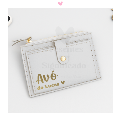 Carteira branca com fecho dourado e texto 'Avó do Lucas' em dourado
