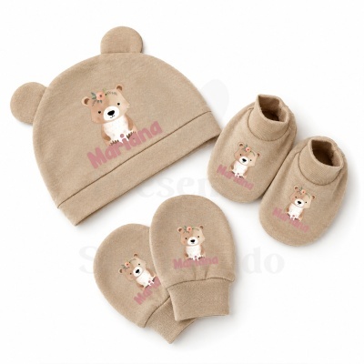 Conjunto de bebé bege com gorro e luvas decorados com um urso e o nome Mariana.