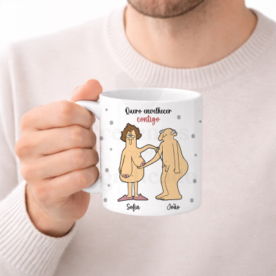 Caneca branca com ilustração divertida de idosos e texto em português.