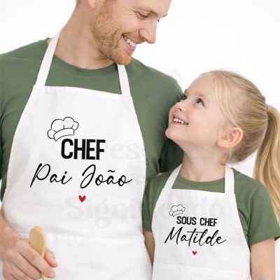 Aventais brancos para pai e filha com textos personalizados e corações vermelhos