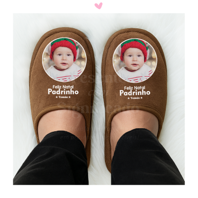 Chinelos de casa castanhos com foto de bebé e texto personalizado de Natal
