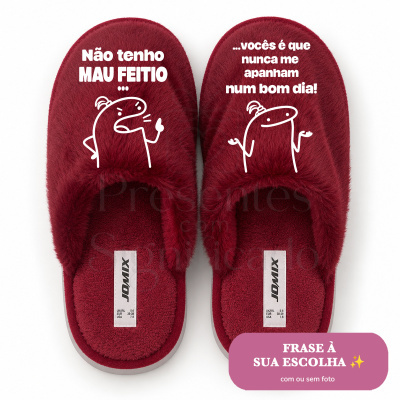 Chinelos vermelhos felpudos com desenhos e texto branco