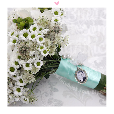 Ramo de flores brancas com fita azul turquesa e medalha com foto