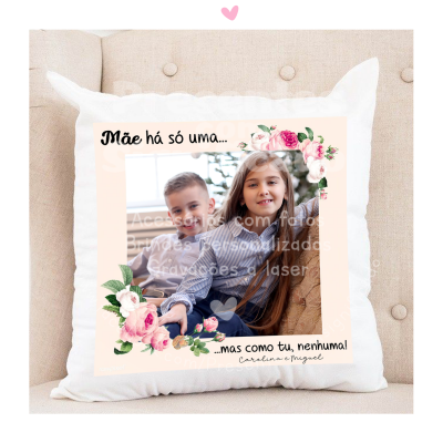 Almofada branca com foto de duas crianças e texto em português decorada com flores