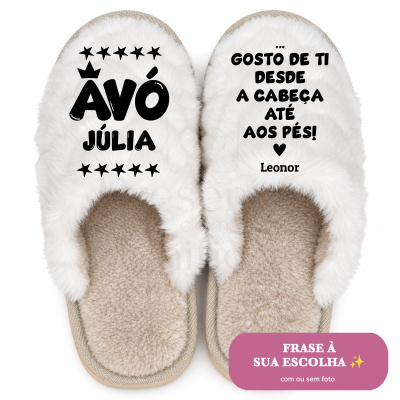 Pantufas felpudas brancas com texto personalizado em português