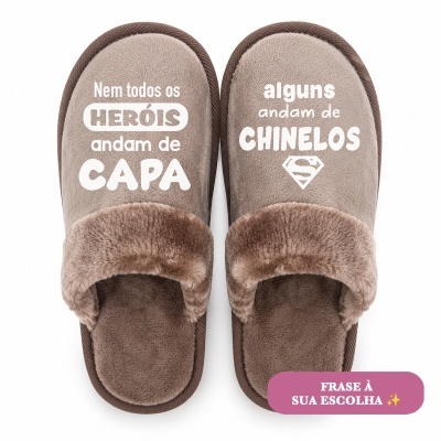 Chinelos castanhos com frases de heróis e chinelos