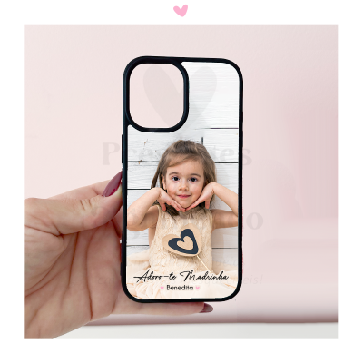 Capa de telemóvel personalizada com foto de menina e texto 'Adoro-te Madrinha Benedita'