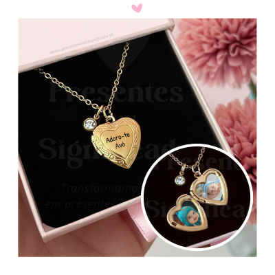 Colar dourado com pendente de coração e inscrição 'Adoro-te Avó' numa caixa rosa