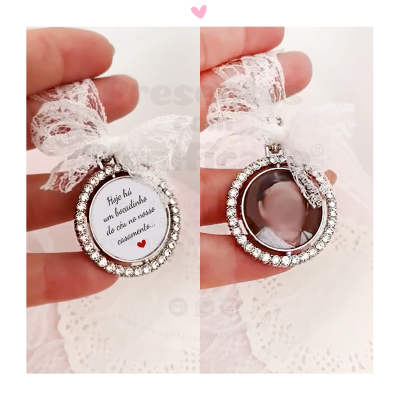 Marcadores circulares prateados com strass e laços de renda brancos, um com texto em português