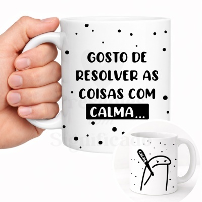 Caneca branca com pontos pretos e texto em português