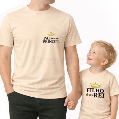 Pai e filho a usar t-shirts bege com palavras e coroas em preto e amarelo.