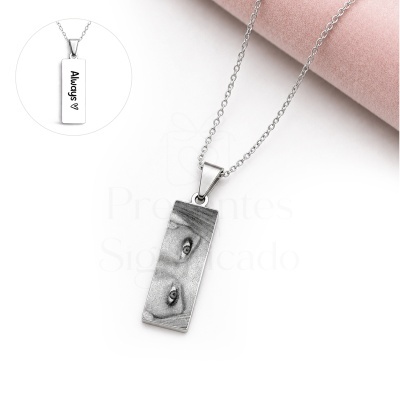Colar prateado com pendente retangular gravado com olhos e texto Always com coração.