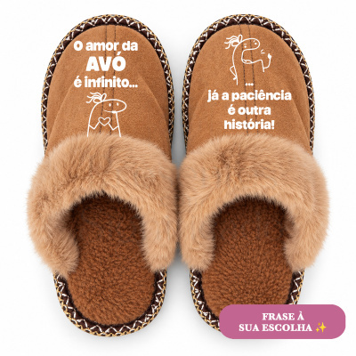 Chinelos castanhos com frases em branco para avó e interior peludo