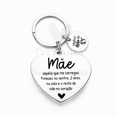 Porta-chaves metálico com pendentes em forma de coração e círculo com texto em português sobre mãe