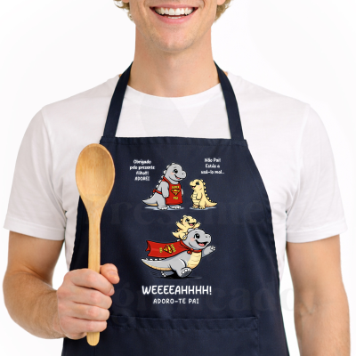 Avental azul com desenho de dinossauros e texto alusivo ao Dia do Pai, com colher de madeira na mão.