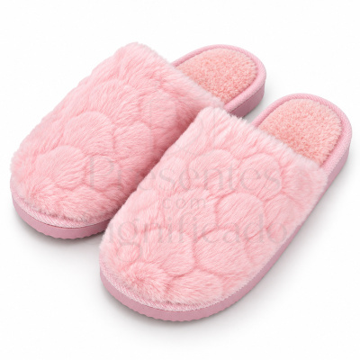 Chinelos felpudos cor rosa com padrão de patas e sola antiderrapante