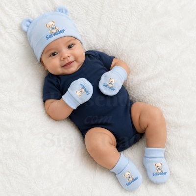 Bebé deitado com roupa azul escura e acessórios azuis claros com ursinhos e texto Salvador