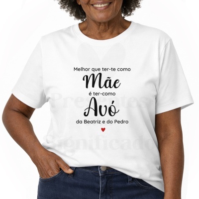 T-shirt branca com texto preto e coração vermelho usada por mulher