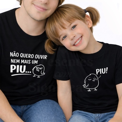 Criança e adulto com t-shirts pretas com estampas brancas de pintinhos e texto.