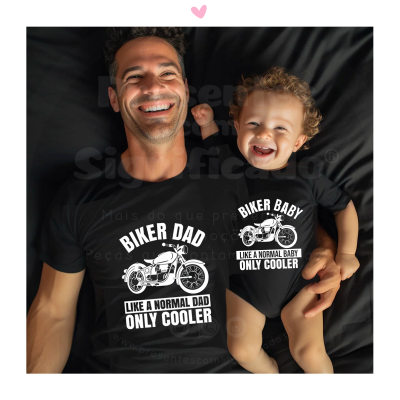 Pai e bebé deitados com t-shirt e body pretos com texto branco e desenho de motocicleta