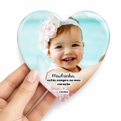 Imagem de uma placa em forma de coração com foto de uma menina e texto em português