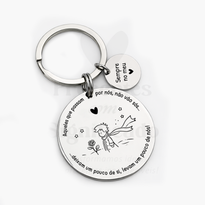 Chaveiro metálico prateado com pendentes redondos gravados com textos e ilustração