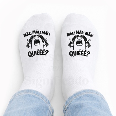 Meias brancas com desenho e texto humorístico em preto
