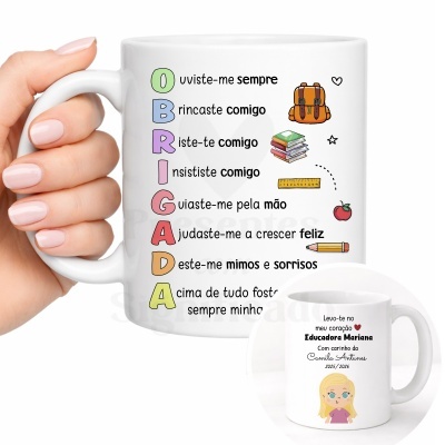 Caneca branca com texto colorido e desenhos escolares, segurada por mão feminina.