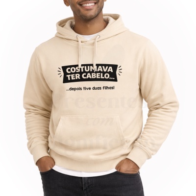 Homem a usar sweatshirt bege com capuz e texto divertido em preto na frente