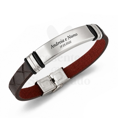 Pulseira de couro castanho com placa metálica prateada gravada