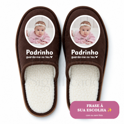 Chinelos castanhos com interior branco felpudo, imagem de bebé e frase Padrinho guarda-me no teu ♥