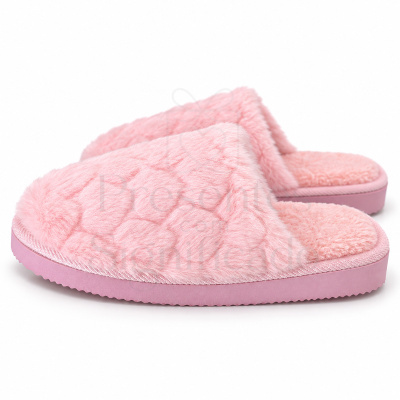 Chinelos rosa de pelúcia com padrão acolchoado
