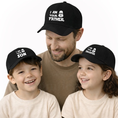 Bonés pretos com texto branco para pai, filho e filha, usados por homem e crianças