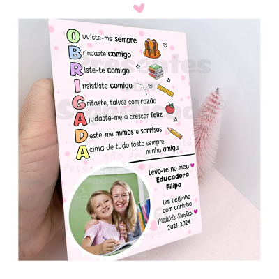 Cartão de agradecimento para educadora com foto de criança e adulto em ambiente escolar