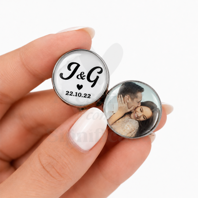 Botões metálicos personalizados com letras e foto de casal