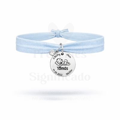 Pulseira azul claro com pendente redondo em metal com gravação de bebé e texto