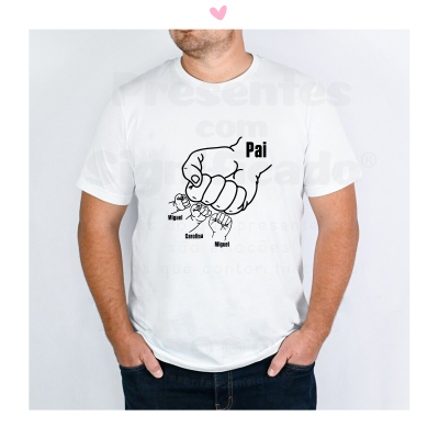 T-shirt branca com estampa em preto de um punho grande e três mãos pequenas com nomes, texto 'Pai'.