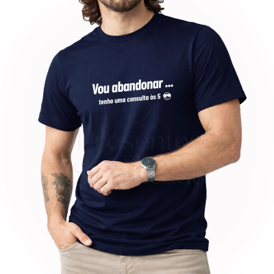 T-shirt azul escura com texto branco e emoji, usada por homem com relógio e tatuagens